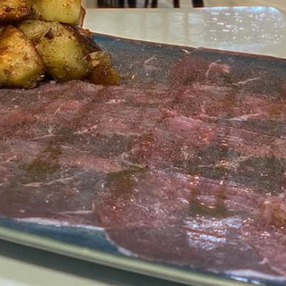 Carpaccio con papas al horno