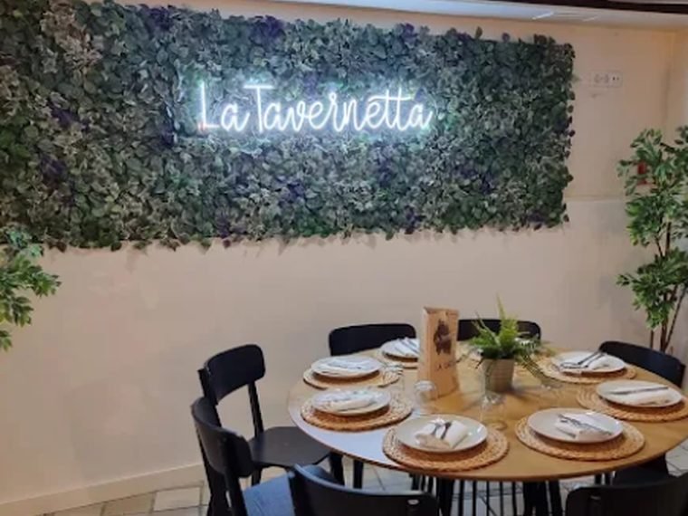 Interior del restaurante La Tavernetta en Muriedas