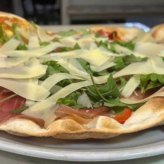 Pizza con speck y rúcula