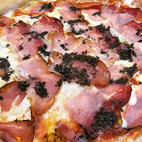 Pizza con jamón y crema de trufa